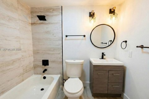 Villa ou maison à louer à Miami, Floride: 1 chambre, 240.52 m2 № 2041825 - photo 2