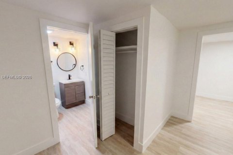 Villa ou maison à louer à Miami, Floride: 1 chambre, 240.52 m2 № 2041825 - photo 3