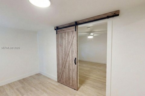 Villa ou maison à louer à Miami, Floride: 1 chambre, 240.52 m2 № 2041825 - photo 4