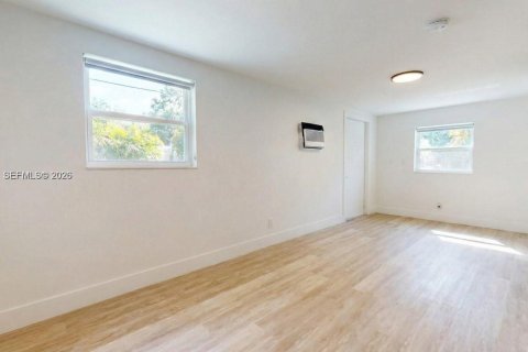 Villa ou maison à louer à Miami, Floride: 1 chambre, 240.52 m2 № 2041825 - photo 5