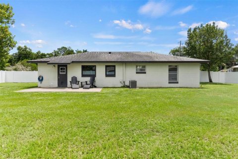 House in Tavares, Florida 3 bedrooms, 97.83 sq.m. № 1869300 - photo 28