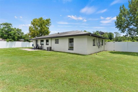 House in Tavares, Florida 3 bedrooms, 97.83 sq.m. № 1869300 - photo 29