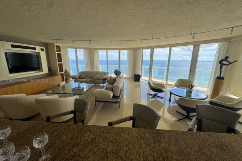 Снять в аренду кондоминиум в Санни-Айлс-Бич, Флорида 3 спальни, 225.75м2, № 1972078 - фото 2
