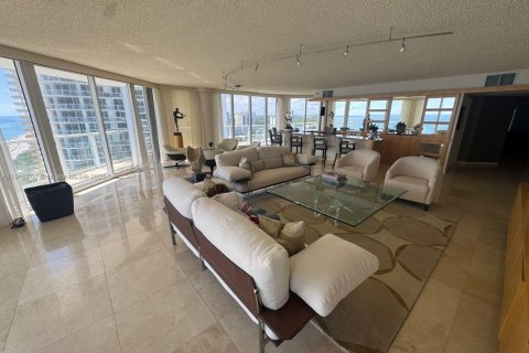Снять в аренду кондоминиум в Санни-Айлс-Бич, Флорида 3 спальни, 225.75м2, № 1972078 - фото 5