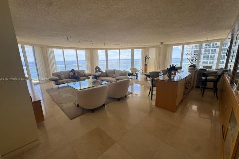 Снять в аренду кондоминиум в Санни-Айлс-Бич, Флорида 3 спальни, 225.75м2, № 1972078 - фото 1