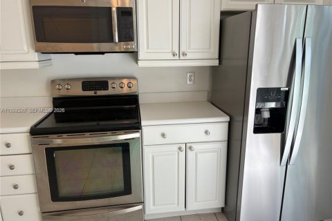 Снять в аренду виллу или дом в Катлер-Бей, Флорида 3 спальни, 127.18м2, № 2056882 - фото 4