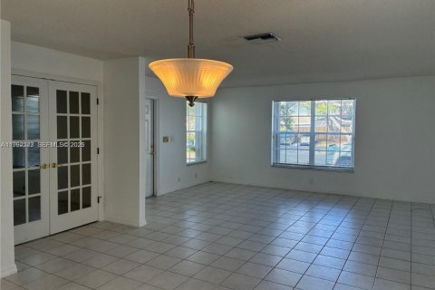 Снять в аренду виллу или дом в Катлер-Бей, Флорида 3 спальни, 127.18м2, № 2056882 - фото 3