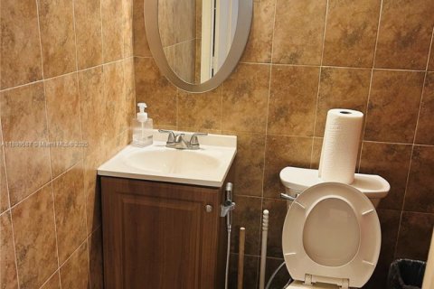 Immobilier commercial à vendre à Hialeah, Floride № 2081653 - photo 12