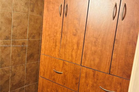 Immobilier commercial à vendre à Hialeah, Floride № 2081653 - photo 11