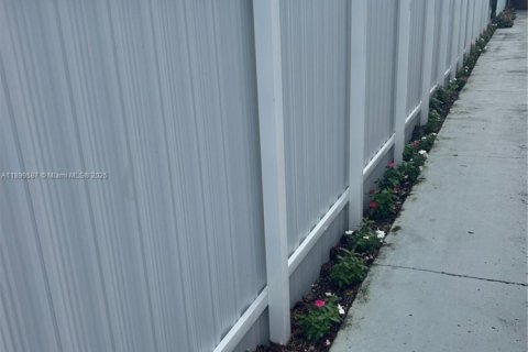 Immobilier commercial à vendre à Hialeah, Floride № 2081653 - photo 6