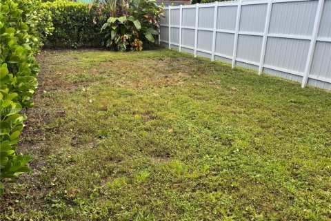 House in Hialeah, Florida 2 bedrooms, 152.36 sq.m. № 2038460 - photo 10