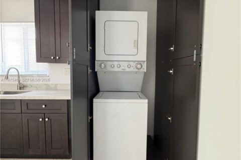 House in Hialeah, Florida 2 bedrooms, 152.36 sq.m. № 2038460 - photo 6