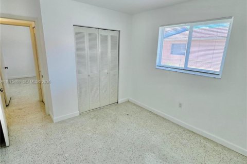 House in Hialeah, Florida 2 bedrooms, 152.36 sq.m. № 2038460 - photo 8