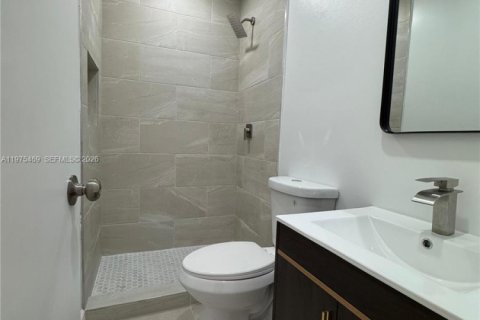 House in Hialeah, Florida 2 bedrooms, 152.36 sq.m. № 2038460 - photo 9