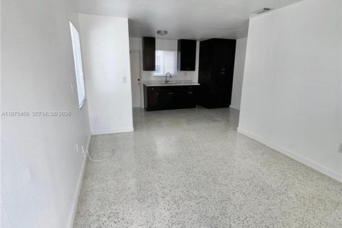 House in Hialeah, Florida 2 bedrooms, 152.36 sq.m. № 2038460 - photo 2