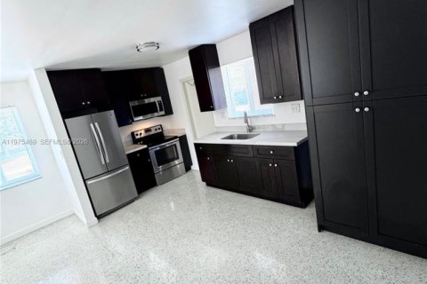 House in Hialeah, Florida 2 bedrooms, 152.36 sq.m. № 2038460 - photo 4