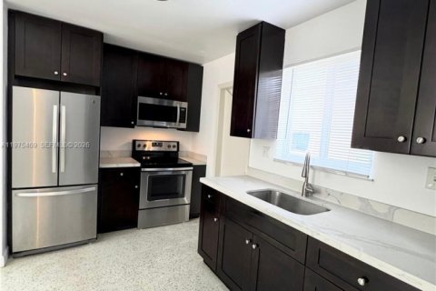 House in Hialeah, Florida 2 bedrooms, 152.36 sq.m. № 2038460 - photo 5