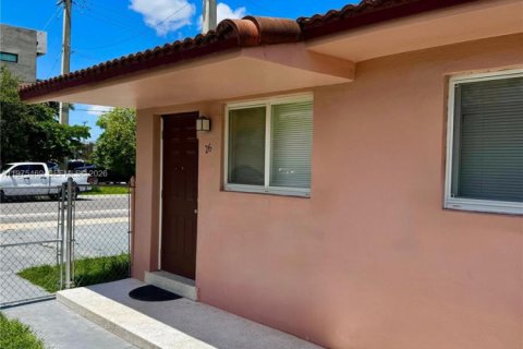 House in Hialeah, Florida 2 bedrooms, 152.36 sq.m. № 2038460