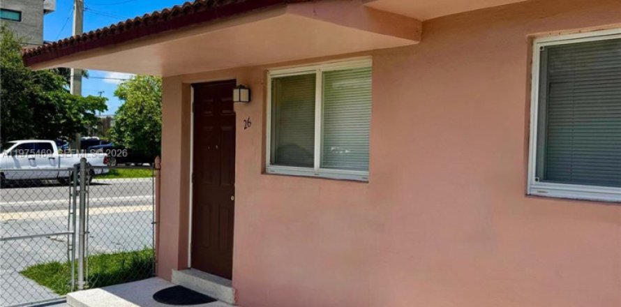 House in Hialeah, Florida 2 bedrooms, 152.36 sq.m. № 2038460