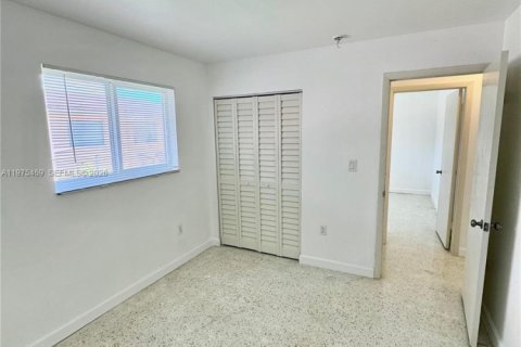 House in Hialeah, Florida 2 bedrooms, 152.36 sq.m. № 2038460 - photo 7