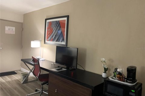 Condo in Sarasota, Florida, 4 rooms  № 2110809 - photo 4
