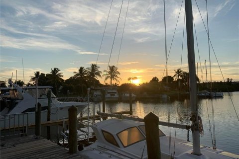 Condo in Sarasota, Florida, 4 rooms  № 2110809 - photo 11
