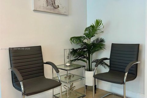 Купить коммерческую недвижимость в Майами, Флорида № 1997591 - фото 10