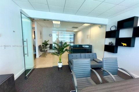 Купить коммерческую недвижимость в Майами, Флорида № 1997591 - фото 15