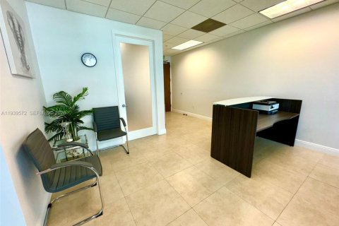 Купить коммерческую недвижимость в Майами, Флорида № 1997591 - фото 12