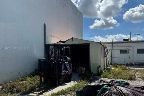 Propiedad comercial en venta en Oakland Park, Florida № 1764094 - foto 6