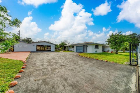 House in Miami, Florida 7 bedrooms, 304.35 sq.m. № 1992820 - photo 4