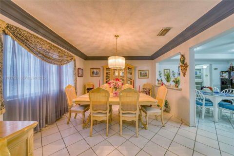 House in Miami, Florida 7 bedrooms, 304.35 sq.m. № 1992820 - photo 27