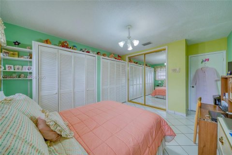 House in Miami, Florida 7 bedrooms, 304.35 sq.m. № 1992820 - photo 21