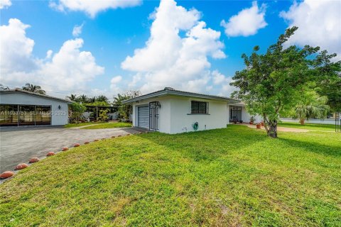 House in Miami, Florida 7 bedrooms, 304.35 sq.m. № 1992820 - photo 5