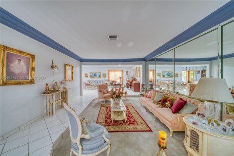 House in Miami, Florida 7 bedrooms, 304.35 sq.m. № 1992820 - photo 9