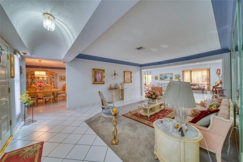House in Miami, Florida 7 bedrooms, 304.35 sq.m. № 1992820 - photo 10