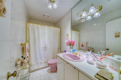 House in Miami, Florida 7 bedrooms, 304.35 sq.m. № 1992820 - photo 17