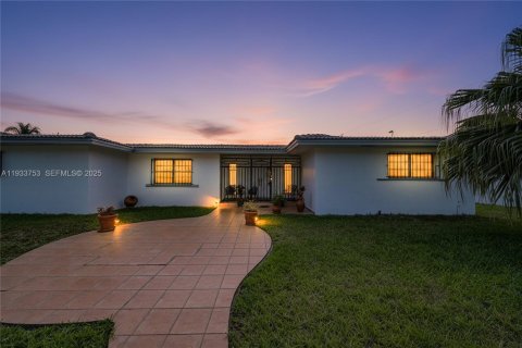 House in Miami, Florida 7 bedrooms, 304.35 sq.m. № 1992820 - photo 6