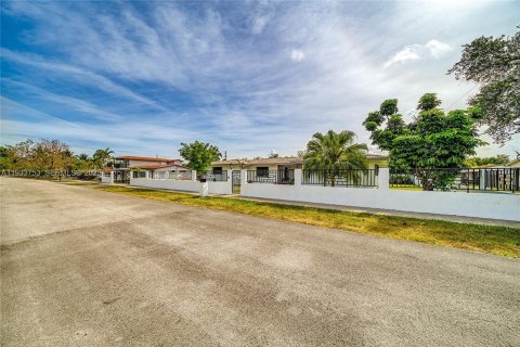 House in Miami, Florida 7 bedrooms, 304.35 sq.m. № 1992820 - photo 2