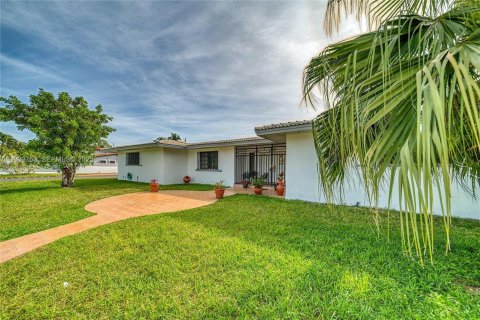 House in Miami, Florida 7 bedrooms, 304.35 sq.m. № 1992820 - photo 8