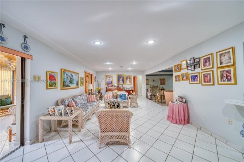 House in Miami, Florida 7 bedrooms, 304.35 sq.m. № 1992820 - photo 13