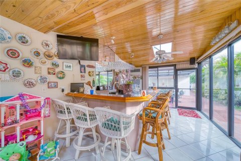 House in Miami, Florida 7 bedrooms, 304.35 sq.m. № 1992820 - photo 16