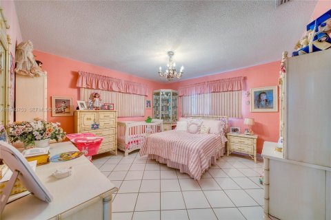 House in Miami, Florida 7 bedrooms, 304.35 sq.m. № 1992820 - photo 18