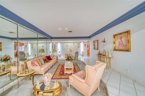 House in Miami, Florida 7 bedrooms, 304.35 sq.m. № 1992820 - photo 11