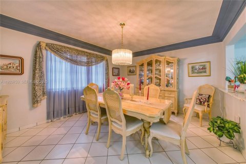 House in Miami, Florida 7 bedrooms, 304.35 sq.m. № 1992820 - photo 26