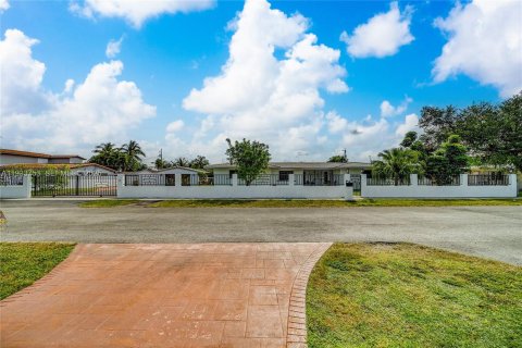 House in Miami, Florida 7 bedrooms, 304.35 sq.m. № 1992820 - photo 1