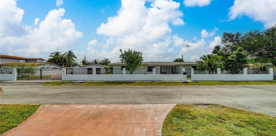 House in Miami, Florida 7 bedrooms, 304.35 sq.m. № 1992820