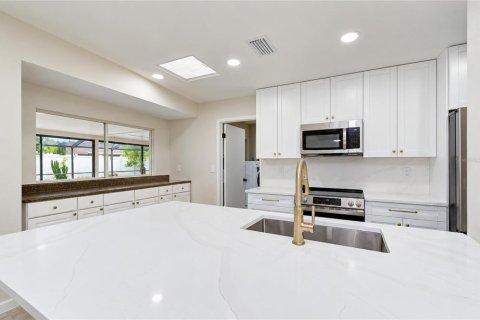 Casa en venta en Tampa, Florida, 5 dormitorios, 225.29 m2 № 2386611 - foto 13