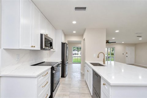 Casa en venta en Tampa, Florida, 5 dormitorios, 225.29 m2 № 2386611 - foto 11