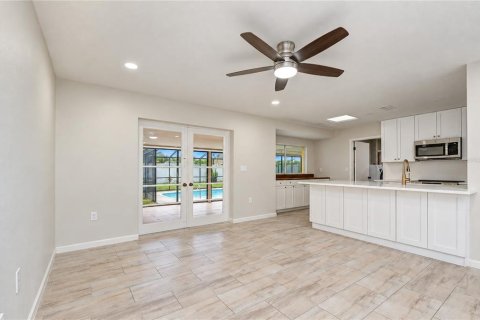 Casa en venta en Tampa, Florida, 5 dormitorios, 225.29 m2 № 2386611 - foto 8